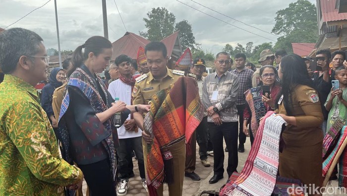 Menteri Pariwisata Widiyanti Putri Wardhana melihat ulos di Desa Wisata Pearung, Humbahas, Sumut. (Kartika Sari/detikSumut)