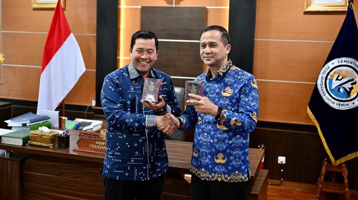 Strategi kolaboratif memajukan kawasan transmigrasi melalui pengembangan komoditas unggulan daerah, khususnya kopi rakyat yang telah menembus pasar ekspor.