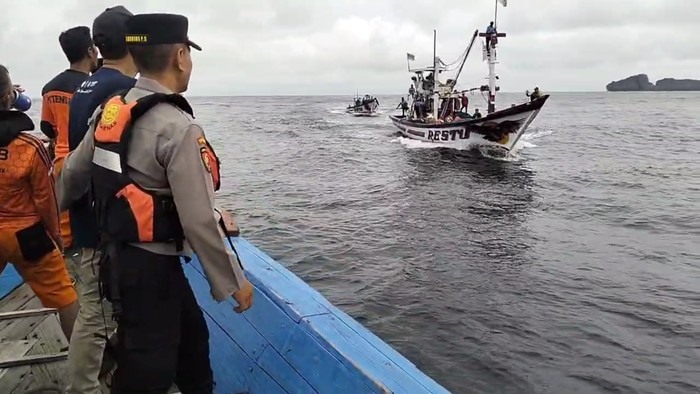 Tim SAR melakukan pencarian nelayan Jember hilang di Perairan Trenggalek