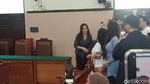 Lambaian Tangan Nikita Mirzani untuk Penggemar dan Sahabat