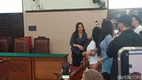 Kepada ibu Jaksa semoga selalu diberi kesehatan, kata Nikita Mirzani saat ditemui sebelum sidang di Pengadilan Negeri Jakarta Selatan, Selasa (8/7/2025). Foto: Ahsan/detikhot