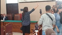 Sahabat yang hadir dalam sidang tersebut di antaranya dokter Okky Pratama dan artis Lucinta Luna. Foto: Ahsan/detikhot