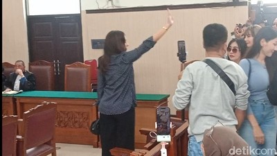 Lambaian Tangan Nikita Mirzani untuk Penggemar dan Sahabat