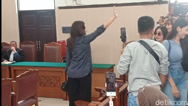 Lambaian Tangan Nikita Mirzani untuk Penggemar dan Sahabat