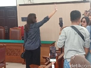 Nikita Mirzani Sapa Fans dan Peluk Sahabat Jelang Sidang