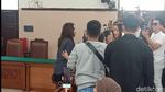 Lambaian Tangan Nikita Mirzani untuk Penggemar dan Sahabat