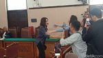 Lambaian Tangan Nikita Mirzani untuk Penggemar dan Sahabat