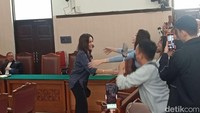 Ia menyapa penggemar dan sahabat yang mendukungnya dalam sidang hari ini. Foto: Ahsan/detikhot