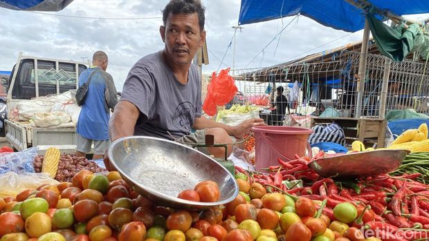 Pedagang tomat di Pasar Lakessi Parepare sepi pembeli karena harganya melonjak.