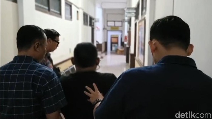 Pelaku ketika diamankan ke kantor polisi