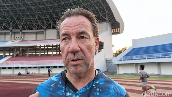 Pelatih PSIM Jogja, Jean-Paul van Gastel di Stadion Mandala Krida, Kota Jogja, Selasa (8/7/2025).