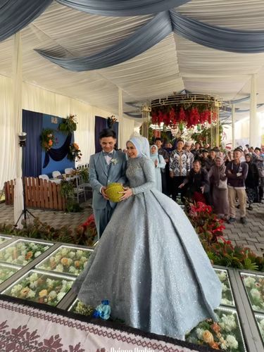 Pembawa acara ini mengunggah momen mendebarkan karena pengantin bukannya melempar buket bunga, malah lempar 'durian' ke arah tamu undangan.