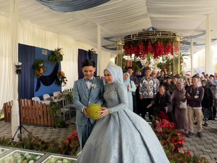 Pembawa acara ini mengunggah momen mendebarkan karena pengantin bukannya melempar buket bunga, malah lempar durian ke arah tamu undangan.