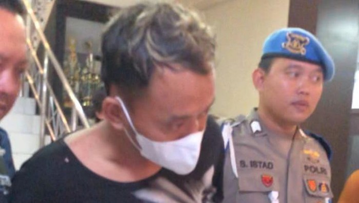 MCH (28) alias Huda terduga pembunuh perempuan muda Kediri di Blitar saat dikelerr di  Polres Blitar