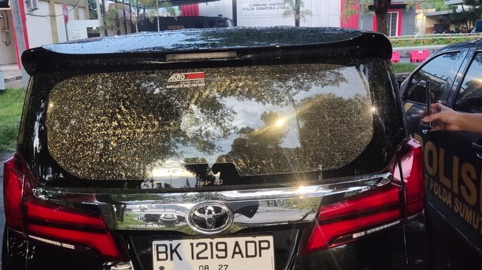 Penampakan mobil Alphard, Irham Buana Nasution yang dilempar OTK. (dok. Istimewa)