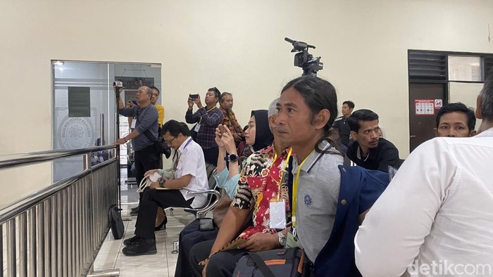 Kuasa hukum keluarga Gamma, Zainal Abidin Petir (kiri) dan ayah Gamma, Andi Prabowo (kanan) di sidang tuntutan Aipda Robig Zaenuddin di Pengadila Negeri (PN) Semarang, Kecamatan Semarang Barat, Selasa (8/7/2025).