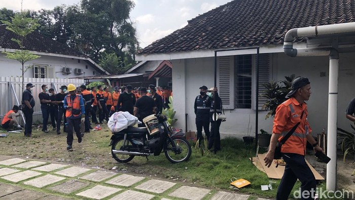 Penertiban satu rumah di Tegal Lempuyangan, Jogja, oleh PT KAI, Selasa (8/7/2025).