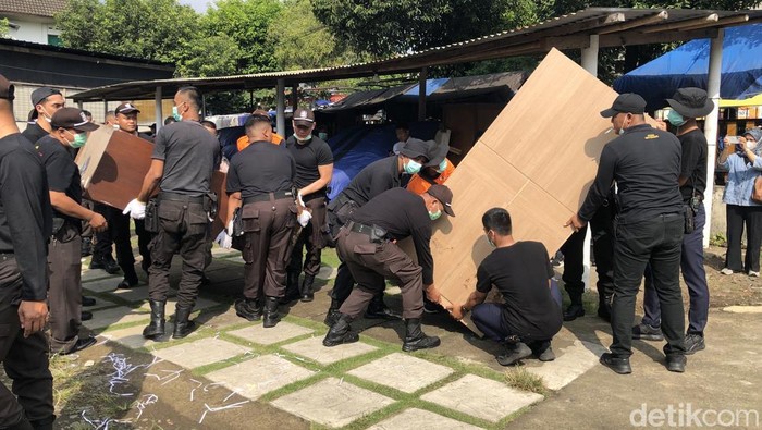 Penertiban satu rumah di Tegal Lempuyangan, Jogja, oleh PT KAI, Selasa (8/7/2025).