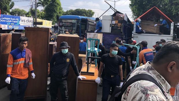 Penertiban satu rumah di Tegal Lempuyangan, Jogja, oleh PT KAI, Selasa (8/7/2025).
