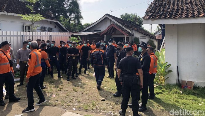 Penertiban satu rumah di Tegal Lempuyangan, Jogja, oleh PT KAI, Selasa (8/7/2025).