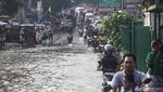 Pengendara Nekat Terobos Banjir di Ceger Raya Tangsel