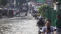 Terpantau hingga pukul 08.30 WIB, jalanan masih terendam.