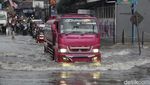 Pengendara Nekat Terobos Banjir di Ceger Raya Tangsel