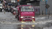 Sejumlah pengendara tetap nekat menerobos banjir.