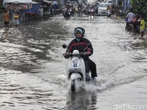 Pengendara Nekat Terobos Banjir di Ceger Raya Tangsel