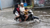 Jalan Ceger Raya terendam setinggi 50 sentimeter.