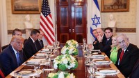 Meski isi pembicaraan tidak seluruhnya diungkap ke publik, para pengamat menilai pertemuan ini sebagai langkah strategis mempererat aliansi lama antara kedua negara. Kunjungan Netanyahu ini dipandang sebagai sinyal kuat bahwa hubungan Israel–AS tetap solid, sekaligus membuka peluang perumusan kebijakan bersama untuk menghadapi tantangan global ke depan. REUTERS/Kevin Lamarque