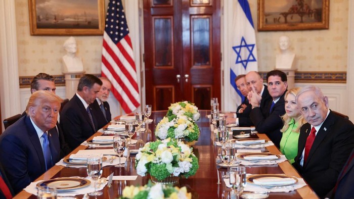 Penuh Akrab, Trump dan Netanyahu Nikmati Jamuan Malam di Gedung Putih Perdana Menteri Israel Benjamin Netanyahu menghadiri jamuan makan malam bilateral bersama Presiden Amerika Serikat Donald Trump di Gedung Putih, Washington, D.C., Senin malam (7/7/2025) waktu setempat. Pertemuan tersebut menjadi salah satu momen penting dalam hubungan diplomatik kedua negara.