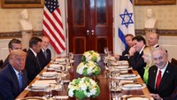 Presiden AS Donald Trump berbicara selama jamuan makan malam bilateral dengan Perdana Menteri Israel Benjamin Netanyahu, yang dihadiri oleh Menteri Pertahanan AS Pete Hegseth, di Gedung Putih di Washington, D.C., AS, Senin (7/7). REUTERS/Kevin Lamarque