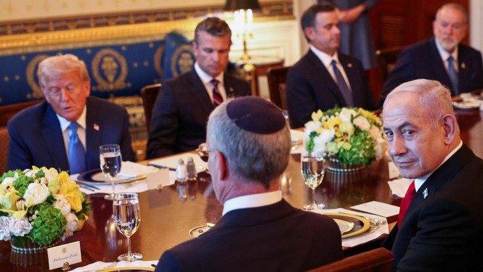 Perdana Menteri Israel Benjamin Netanyahu menghadiri jamuan makan malam bilateral bersama Presiden Amerika Serikat Donald Trump di Gedung Putih, Washington, D.C., Senin malam (7/7/2025) waktu setempat. Pertemuan tersebut menjadi salah satu momen penting dalam hubungan diplomatik kedua negara.