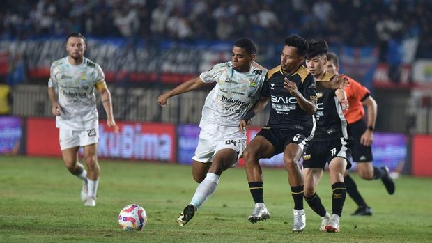Penyerang Persib Uilliam Barros di Laga Persib Vs Dewa United di laga Piala Presiden di Stadion Si Jalak Harupat, Selasa (8/7/2025).