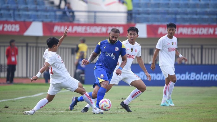 Pertandingan Liga Indonesia All Star vs Arema FC berakhir 2-2.