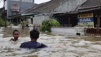 Karena sering banjir, salah satu rumah sampai dipasang iklan untuk dijual.