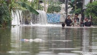 Banjir terjadi sejak hari Selasa (8/7) dini hari usai sehari sebelumnya turun hujan deras.