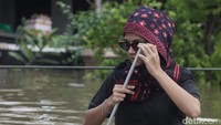 Perahu karet disiagakan untuk mengevakuasi warga terdampak banjir.