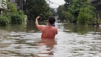 Sebagian warga memilih keluar perumahan dengan berjalan kaki.