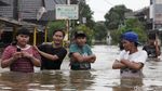 Perumahan di Ciledug Banjir, Warga Dievakuasi Pakai Perahu
