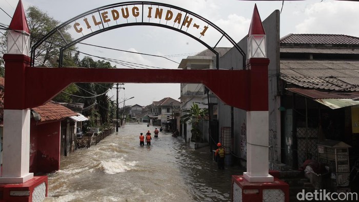 Perumahan Ciledug Indah 1 banjir hingga 1 meter. Warga dievakuasi memakai perahu karet.