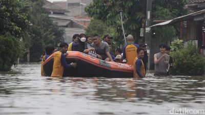 Perumahan di Ciledug Banjir, Warga Dievakuasi Pakai Perahu