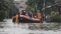 Arus air terpantau deras di gerbang masuk perumahan, membuat warga merambat lewat tali karmantel.