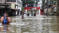 Banjir mencapai 1 meter lebih atau mencapai perut orang dewasa setinggi 170cm.