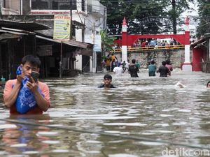 Video: Banjir Ciledug Indah Mulai Surut, Kendaraan Sudah Bisa Melintas