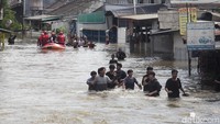 Tim SAR gabungan mengevakuasi warga terdampak banjir di Perumahan Ciledug Indah 1, Kota Tangerang, Banten, Selasa (8/7/2025).