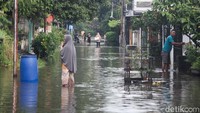 Banjir terjadi mulai hari Senin (7/7) malam akibat hujan deras dan luapan aliran air.