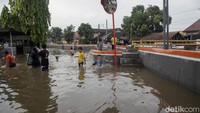 Warga masih beraktivitas di sekitar rumah yang banjir.