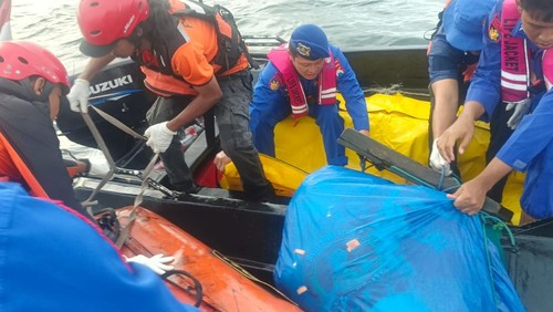 Petigas SAR Gabungan mengevakuasi satu jenazah yang diduga korban KMP Tunu Pratama di sekitar Tanjung Sembulungan, Muncar, Banyuwangi, pada Selasa (8/7/2025). (Istimewa)